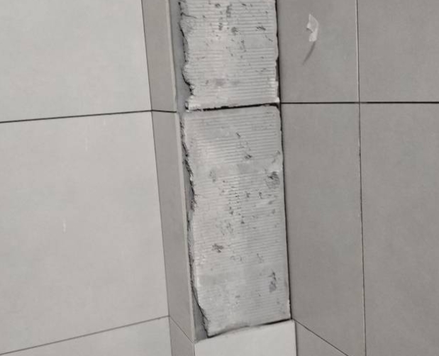 南通瓷砖空鼓维修公司分享下瓷砖施工前基层浇水润湿程度不足，可能导致以下问题