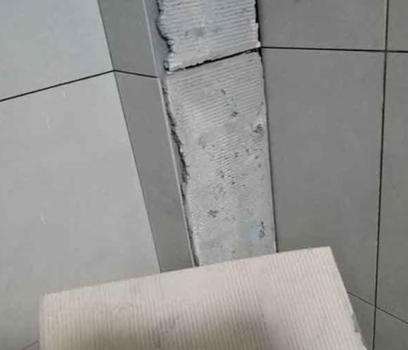 南通瓷砖空鼓维修公司分享下厨房瓷砖脱落的补救措施。